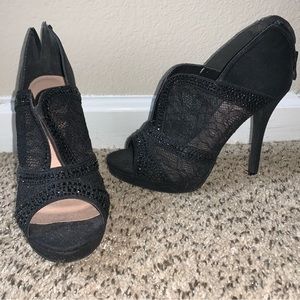 Black pumps